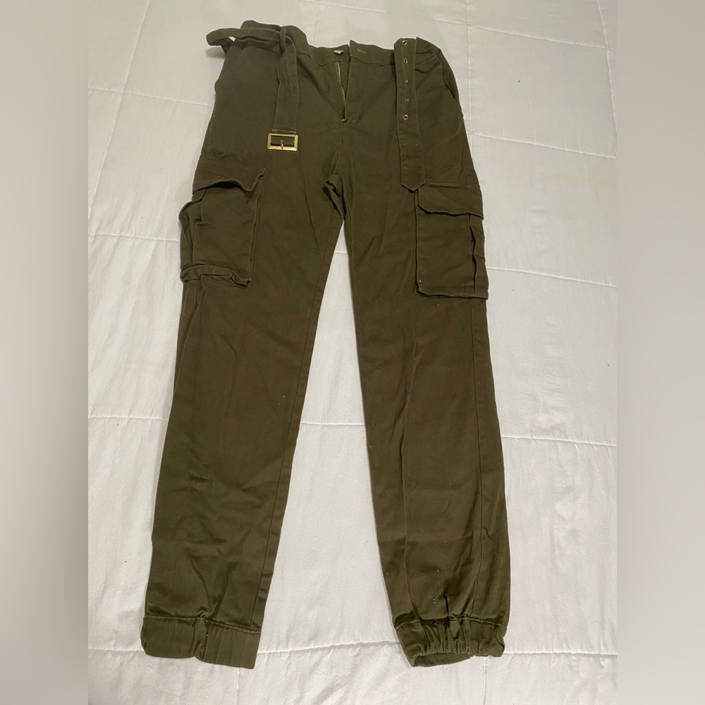 Green cargo pants with belt and pockets / size medium